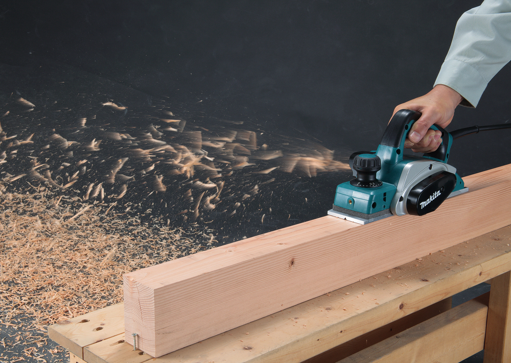 Рубанок электрический  Makita KP0800 620 Вт, 17000 об\м, ширина-82 мм, глуб-2.5 мм, 2.6 кг, кор