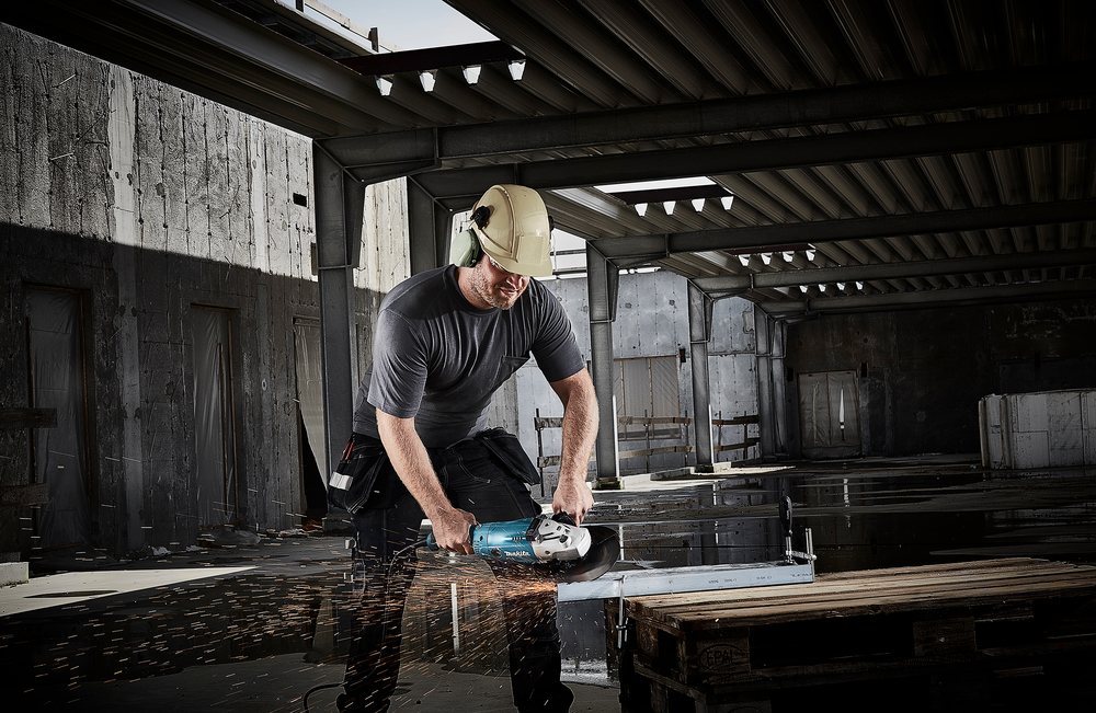 Угловая шлифовальная машина электрическая Makita GA9020SFK 2200 Вт, 230 мм, 6600 об/мин
