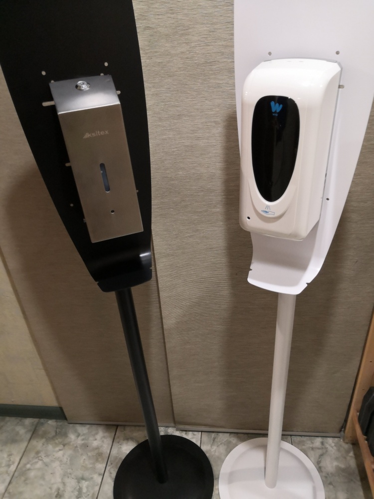 Мобильная стойка с каплеуловителем для дезинфекции рук белая + сенсорный дозатор