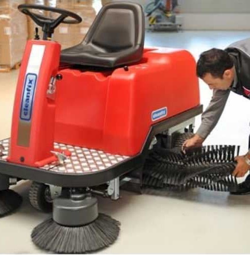 Автономная подметальная машина с местом для оператора CLEANFIX KS 1100