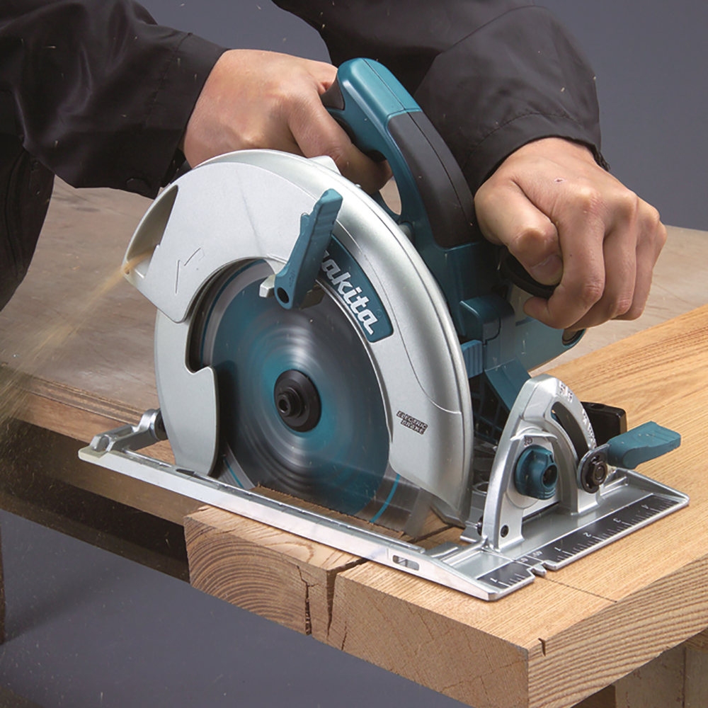 Пила дисковая циркулярная Makita 5008MG 210 мм,1800 Вт, 210 мм, 5200 об/мин