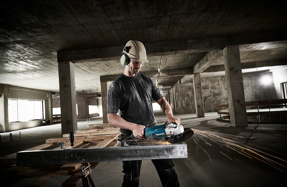 Угловая шлифовальная машина электрическая Makita GA9020 2200 Вт, 230 мм, 6600 об/мин