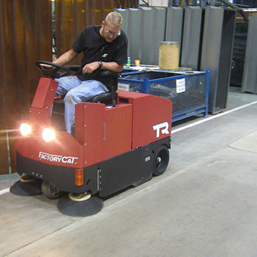 Аккумуляторная подметальная машина с сиденьем для оператора TR