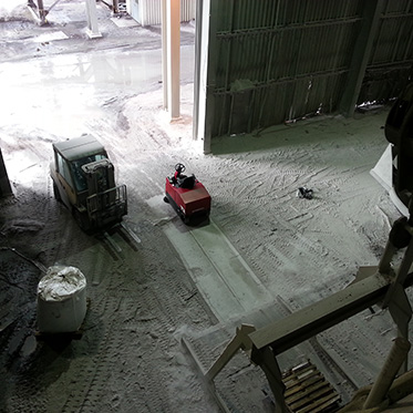 Аккумуляторная подметальная машина с сиденьем для оператора TR