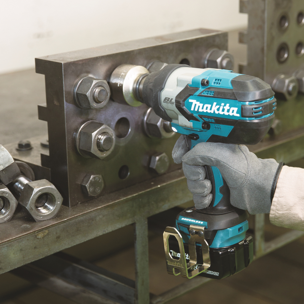 Гайковерт ударный аккумуляторный Makita DTW1001RTJ 18В, 2х5.0 Ач, 3/4\", 1 050 Нм, 0 – 1 800 об/мин