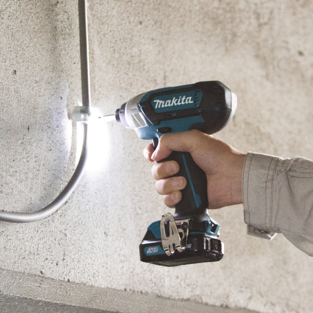 Шуруповерт ударный аккумуляторный Makita TD110DWAE CXT 10.8В, 2х2.0 Ач, 110 Нм, 2600 об/мин