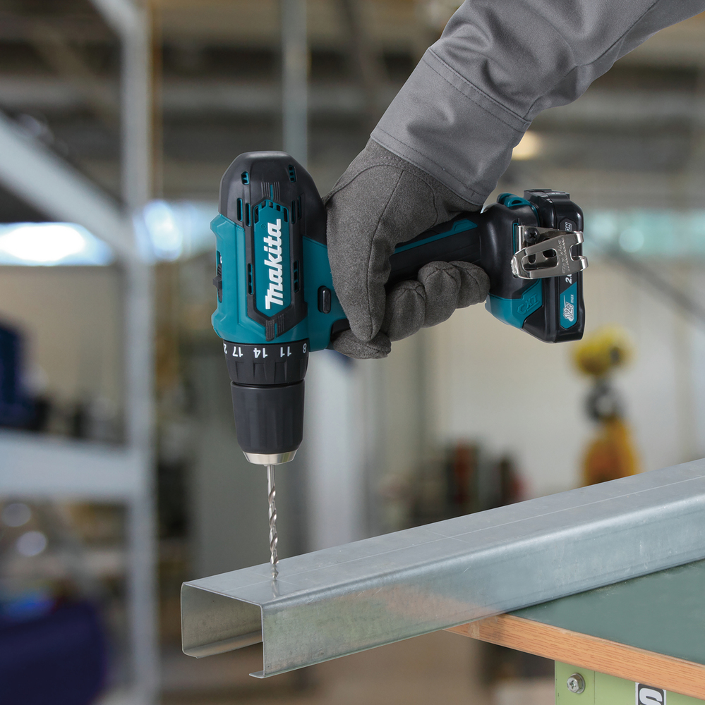 Дрель-шуруповерт аккумуляторная Makita DF333DYX14 CXT 12В, 2х1.5 Ач Li-ion, 30 Нм, 1700 об/мин, набор бит D-31083