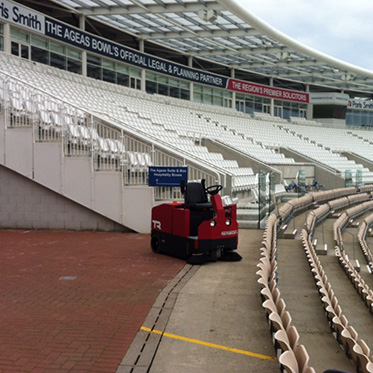 Аккумуляторная подметальная машина с сиденьем для оператора TR