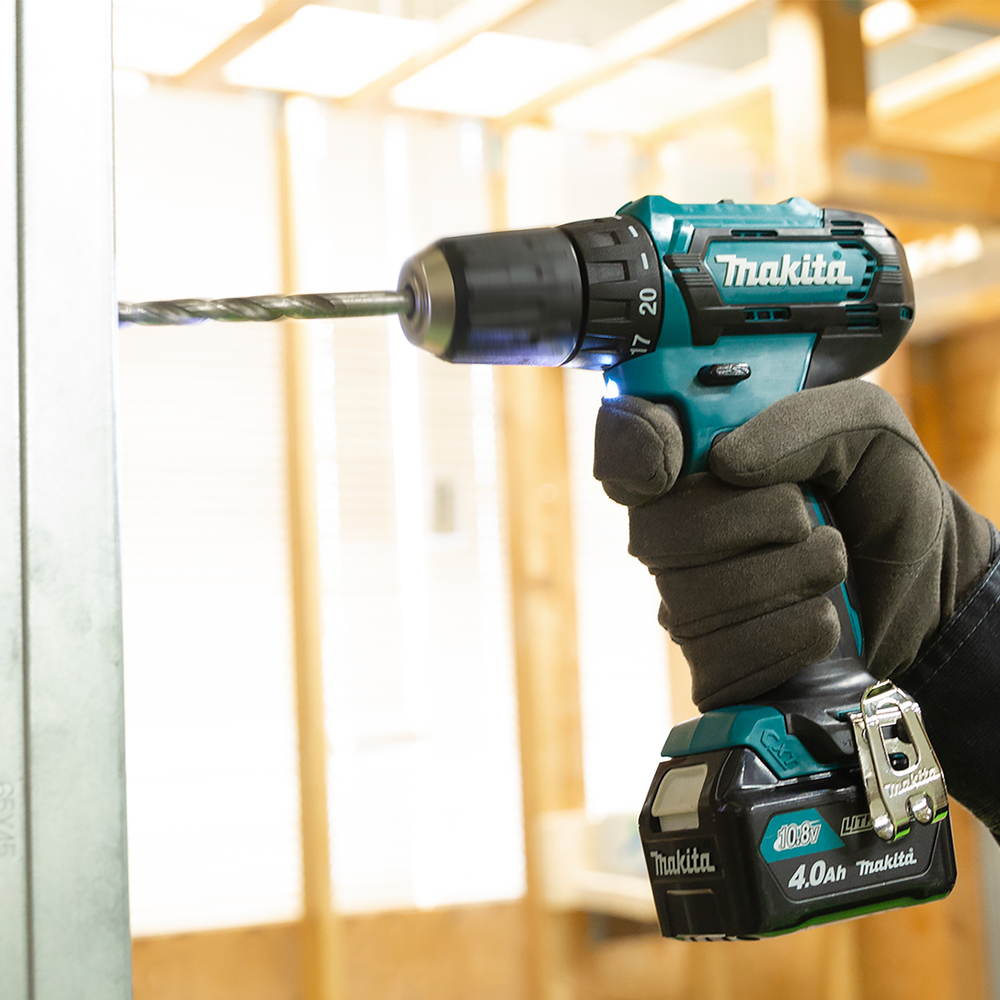 Дрель-шуруповерт аккумуляторная Makita DF333DYX14 CXT 12В, 2х1.5 Ач Li-ion, 30 Нм, 1700 об/мин, набор бит D-31083