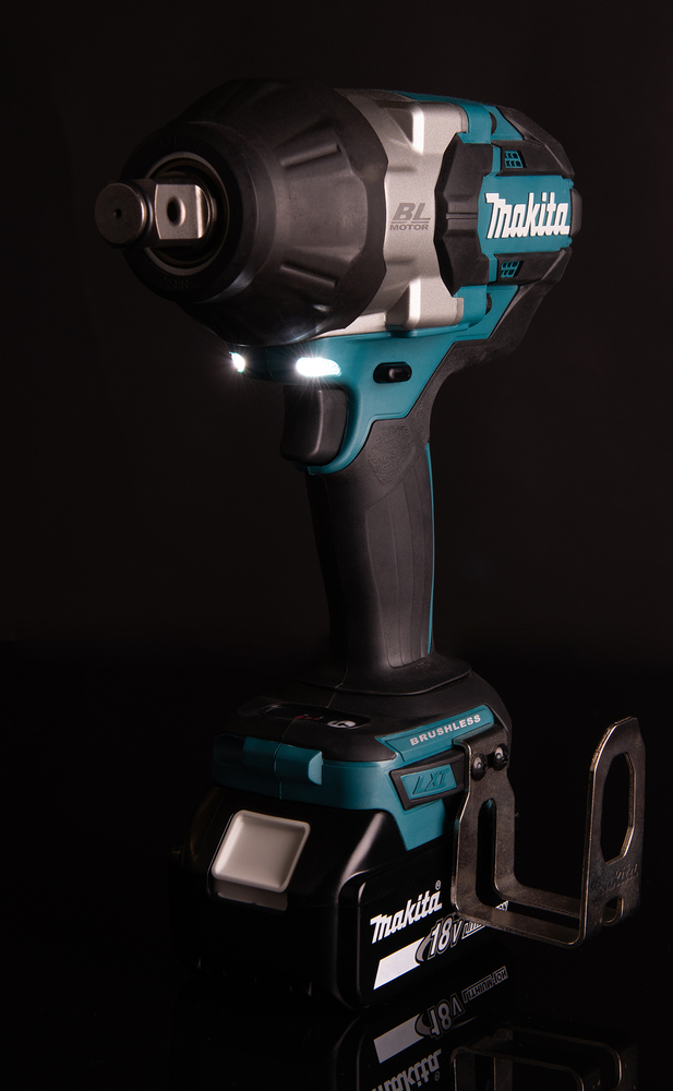 Гайковерт ударный аккумуляторный Makita DTW1001RTJ 18В, 2х5.0 Ач, 3/4\", 1 050 Нм, 0 – 1 800 об/мин