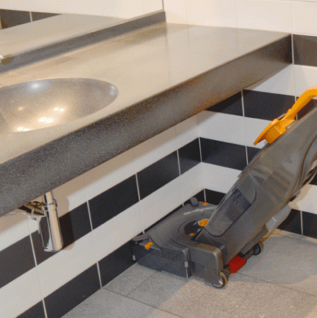 Ультра-компактная вертикальная аккумуляторная поломоечная машина TASKI Swingo 150 B Li-Ion