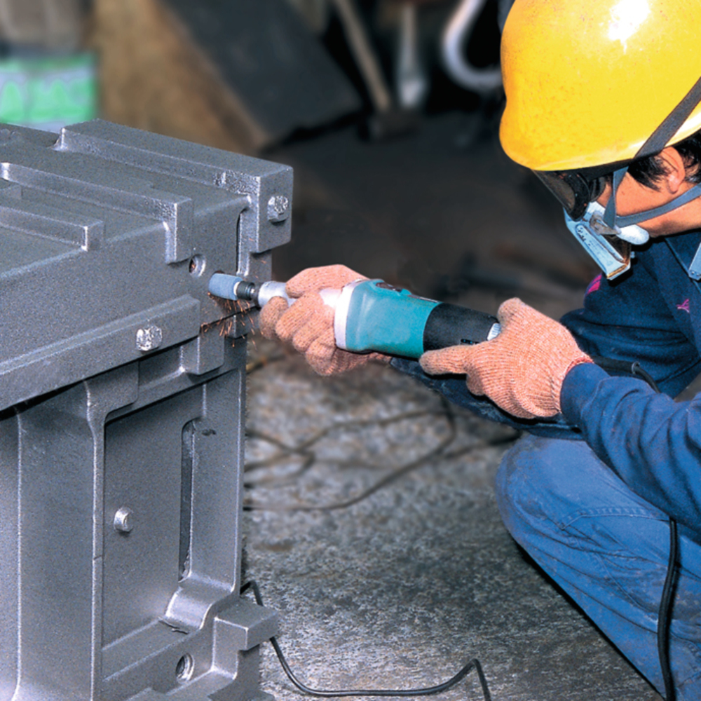 Прямая шлифмашина электрическая Makita GD0800C 750 Вт, 6/8 мм, 7000-28000 об/мин