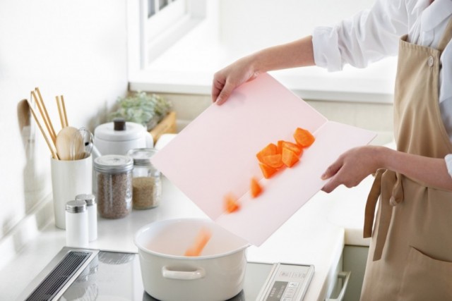 Гибкая разделочная доска розовая Kawasaki Plastics