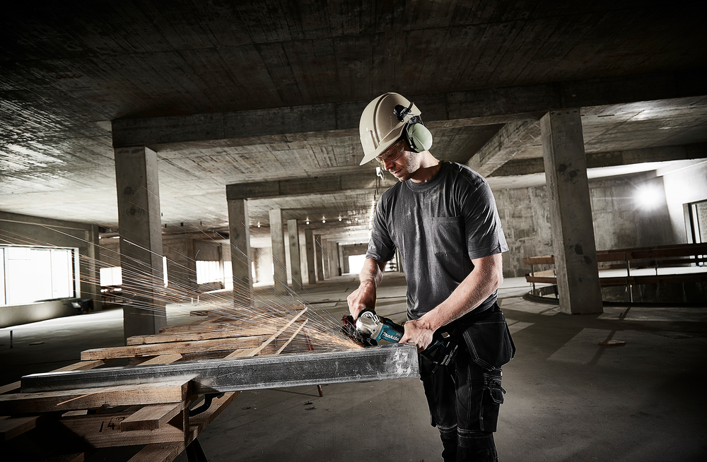 Угловая шлифмашина аккумуляторная Makita DGA506RME LXT 18В, 125 мм, 8500 об/мин, 2х4.0 Ач Li-ion