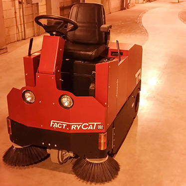 Аккумуляторная подметальная машина с сиденьем для оператора TR