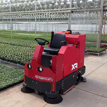 Поломоечно-подметальная машина с цилиндрической щеткой XR 46C