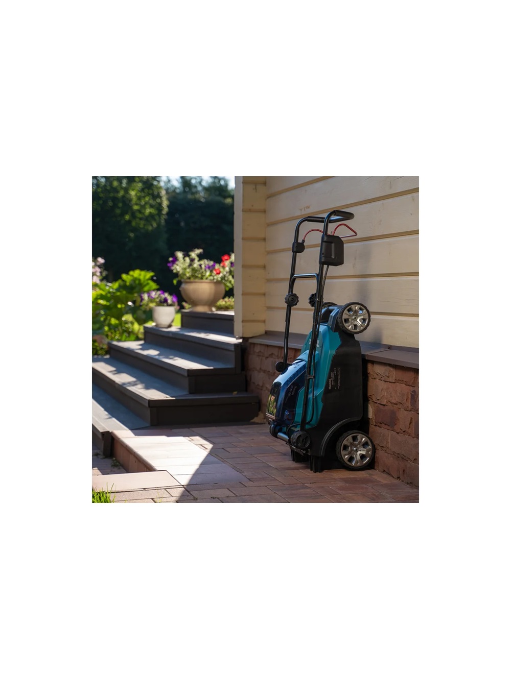 Газонокосилка аккумуляторная Makita DLM382PM2 LXT 36В/2х18В, ширина 38 см, травосборник 40л, 2 в 1, 2x4 Ач; без ЗУ