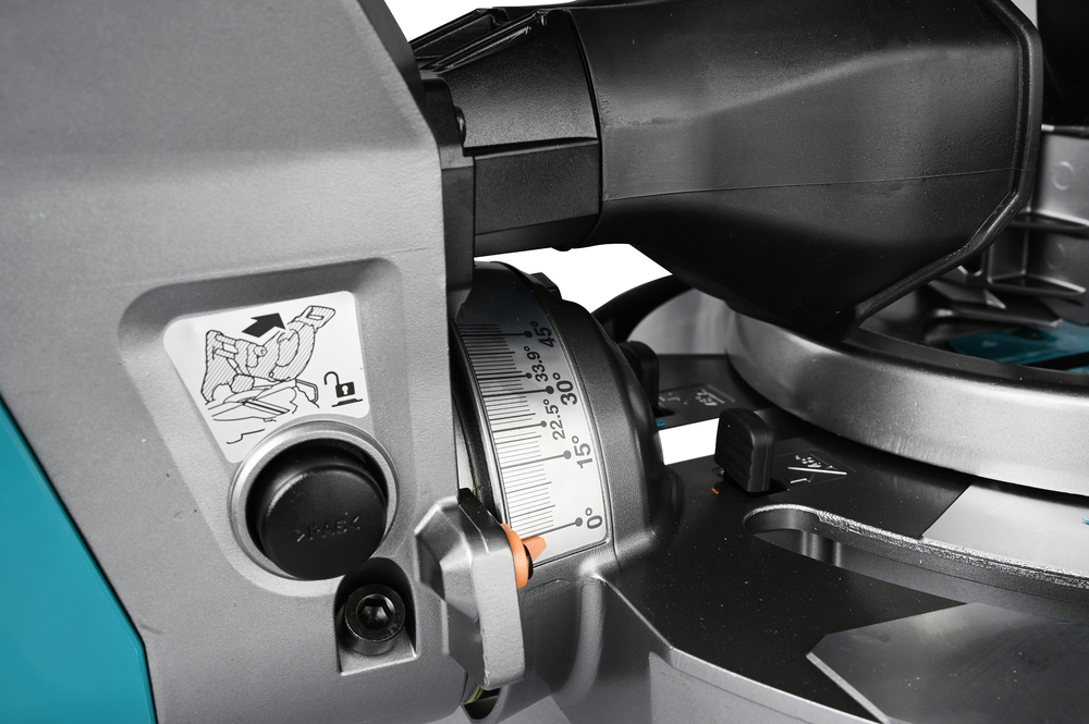 Пила торцовочная аккумуляторная консольная Makita LS004GZ01 XGT 40В BL, 260 мм, без акб и ЗУ