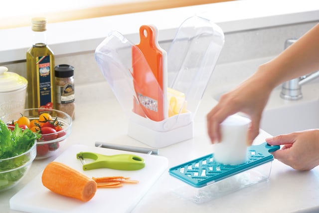 Набор из трех терок с овощечисткой, в контейнере Kawasaki Plastics