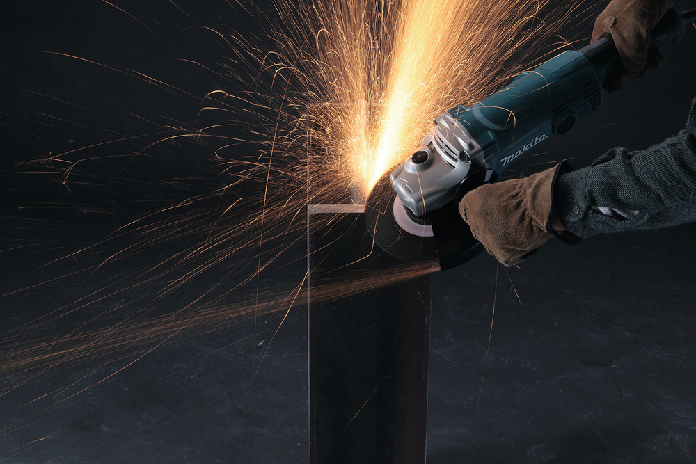 Угловая шлифовальная машина электрическая Makita GA7050 2000 Вт, 180 мм, 8500 об/мин