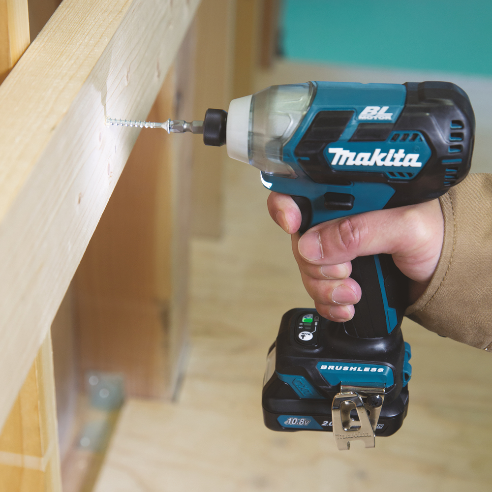Шуруповерт ударный аккумуляторный Makita TD111DWAE CXT 10.8В, 2х2.0 Ач, 135 Нм, 3000 об/мин