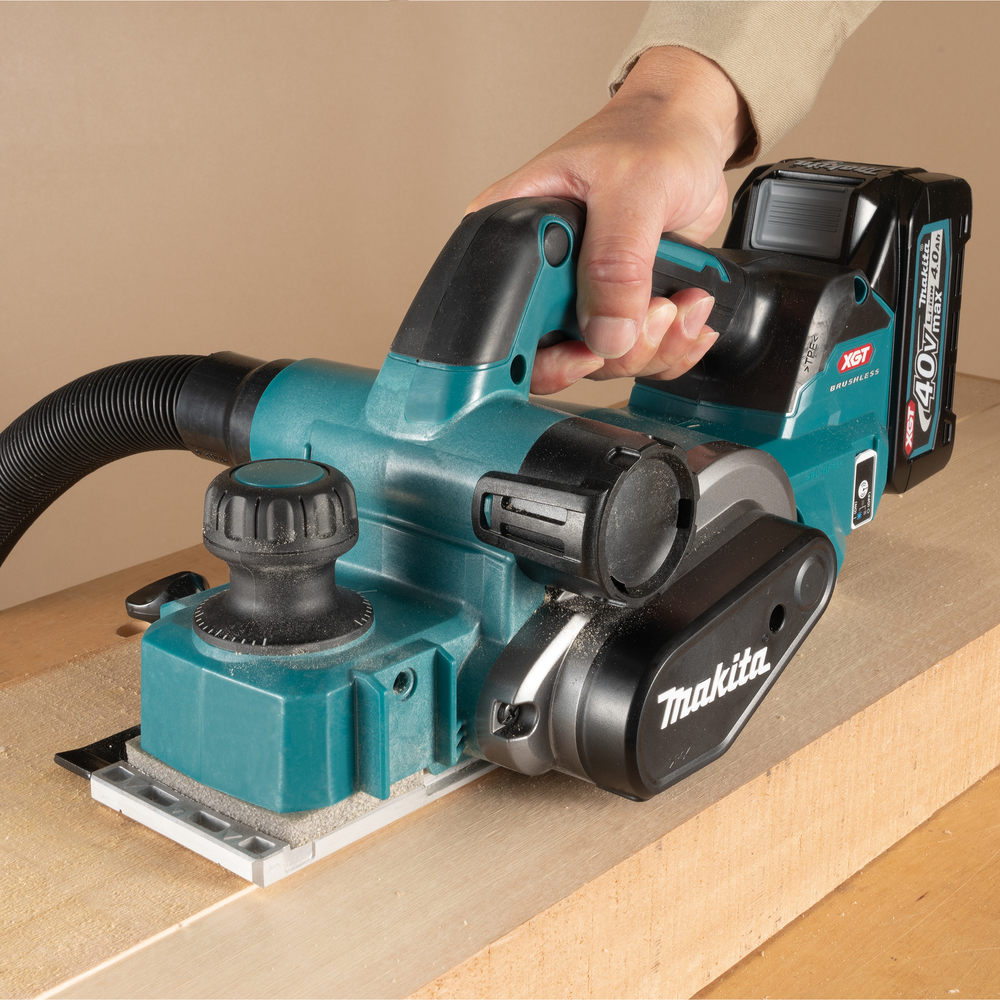Рубанок аккумуляторный  Makita KP001GZ б\щет, 40В, XGT, 15000 об\м, ширина 82 мм, глуб. 4 мм, 3.7 кг, XPT, AWS, без акб и ЗУ