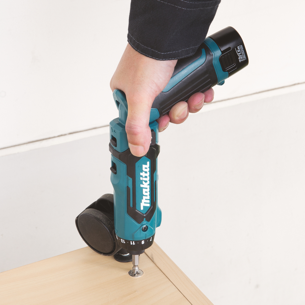 Отвертка аккумуляторная Makita DF012DSE 7.2В, 2х1.5 Ач, 5.6 Нм, 650 об/мин