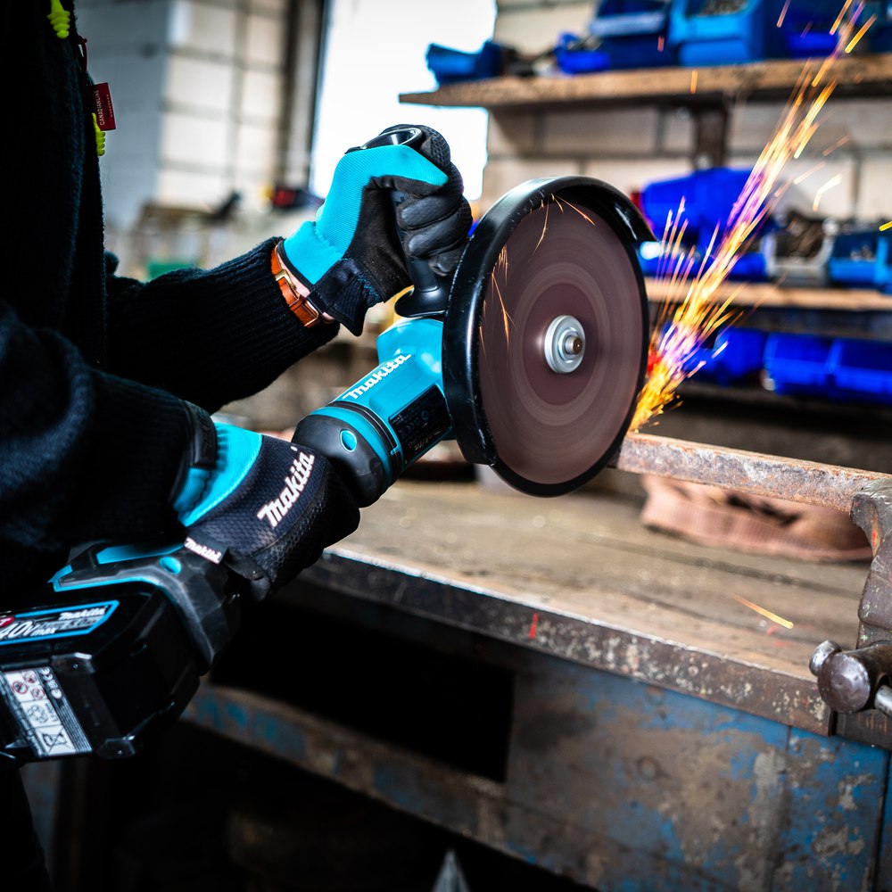 Угловая шлифмашина аккумуляторная Makita GA038GT201 XGT BL 40В, 230 мм, 6600 об/мин, 2х5,0 Ah