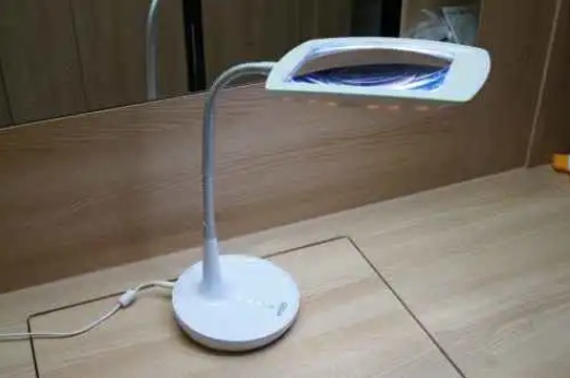 Светодиодный светильник с лупой Enfren EF-200