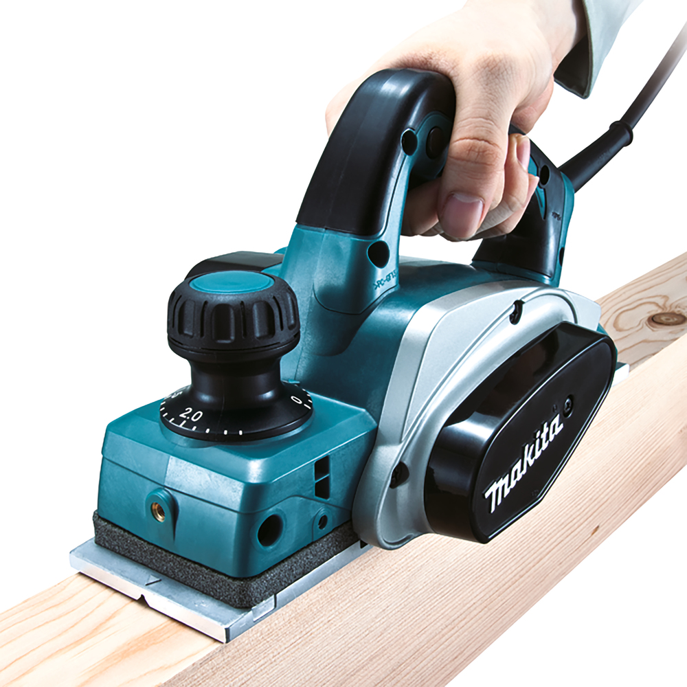 Рубанок электрический  Makita KP0800 620 Вт, 17000 об\м, ширина-82 мм, глуб-2.5 мм, 2.6 кг, кор