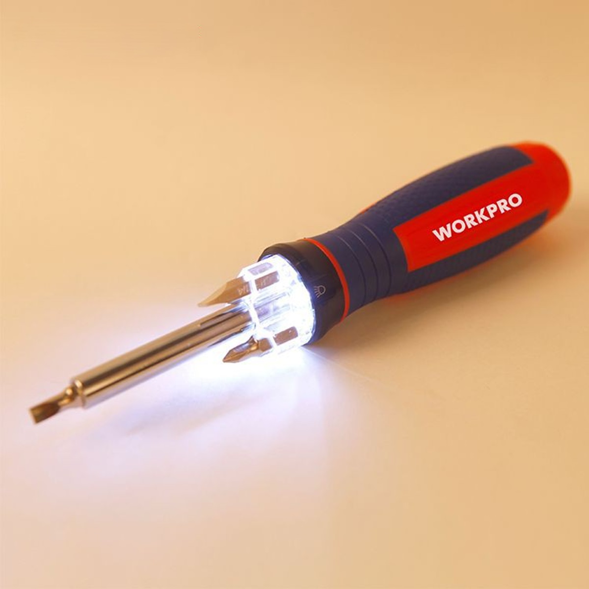Отвертка  с подсветкой и набором  бит 5 шт  WORKPRO