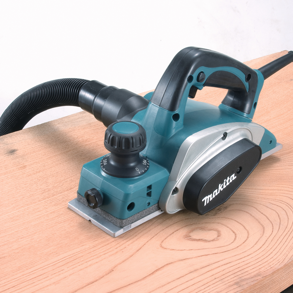 Рубанок электрический  Makita KP0800 620 Вт, 17000 об\м, ширина-82 мм, глуб-2.5 мм, 2.6 кг, кор