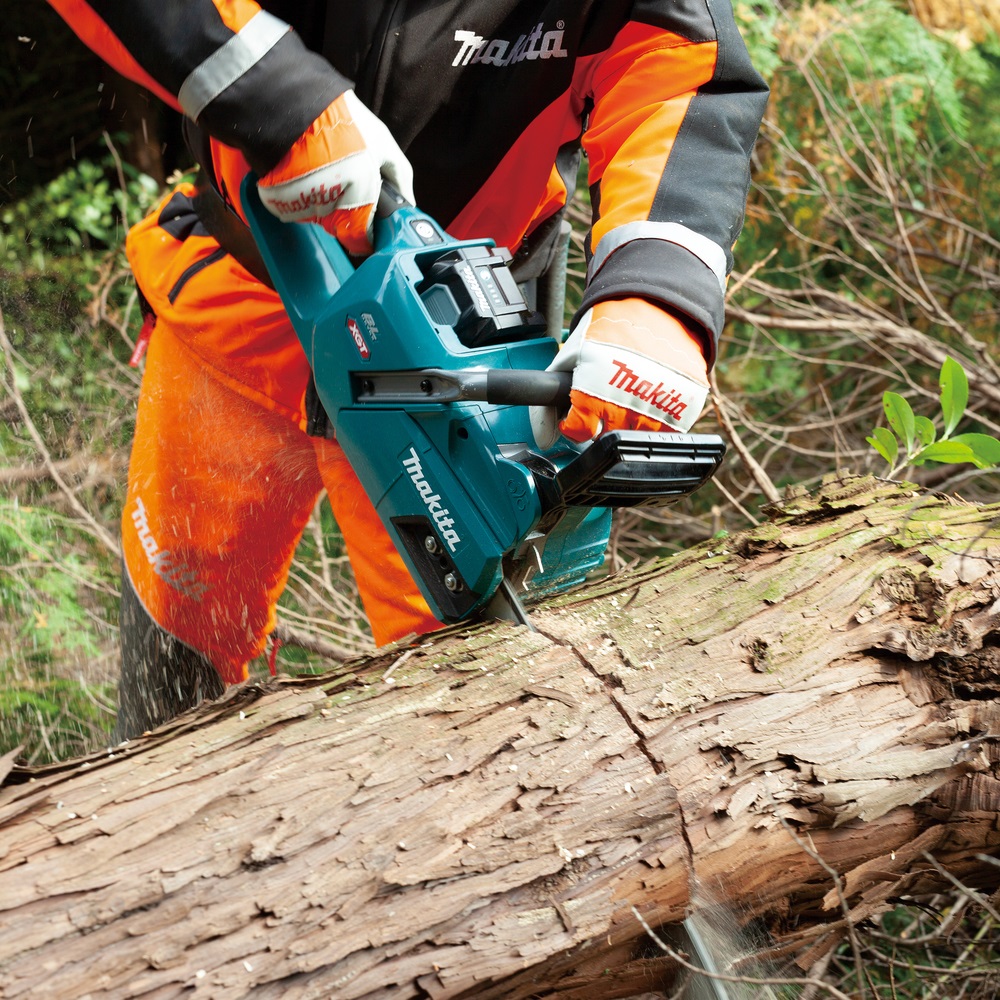 Пила цепная аккумуляторная Makita UC011GZ XGT 40v MAX, 1600 Вт, 14"/35 см, 3/8", 1,3 мм, 25,5 м/с, инстр., BL, WG, без акб и ЗУ