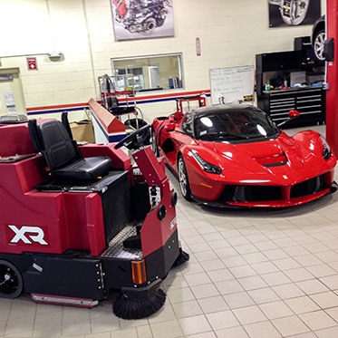 Поломоечно-подметальная машина с цилиндрической щеткой XR 46C