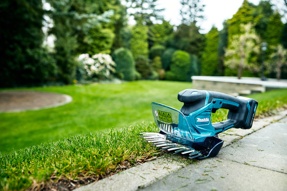 Ножницы аккумуляторные для травы Makita UM600DWAE 10.8В, 2х2.0 Ач