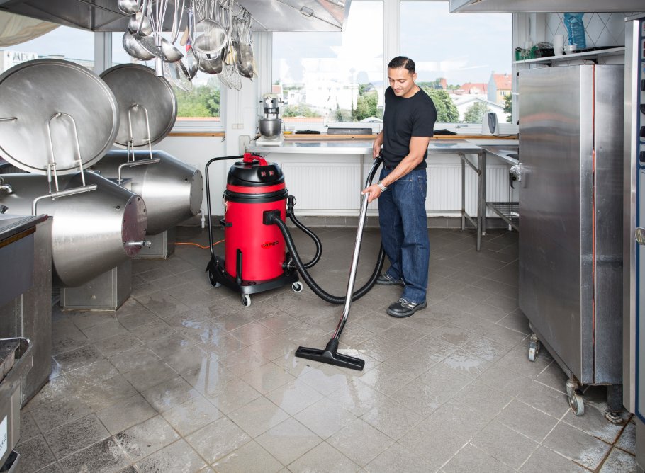 Профессиональный пылесос для сухой и влажной уборки LSU135