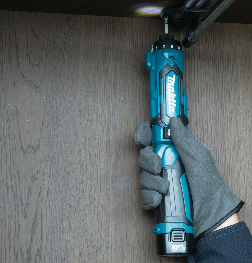 Отвертка аккумуляторная Makita DF012DSE 7.2В, 2х1.5 Ач, 5.6 Нм, 650 об/мин