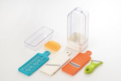 Набор из трех терок с овощечисткой, в контейнере Kawasaki Plastics