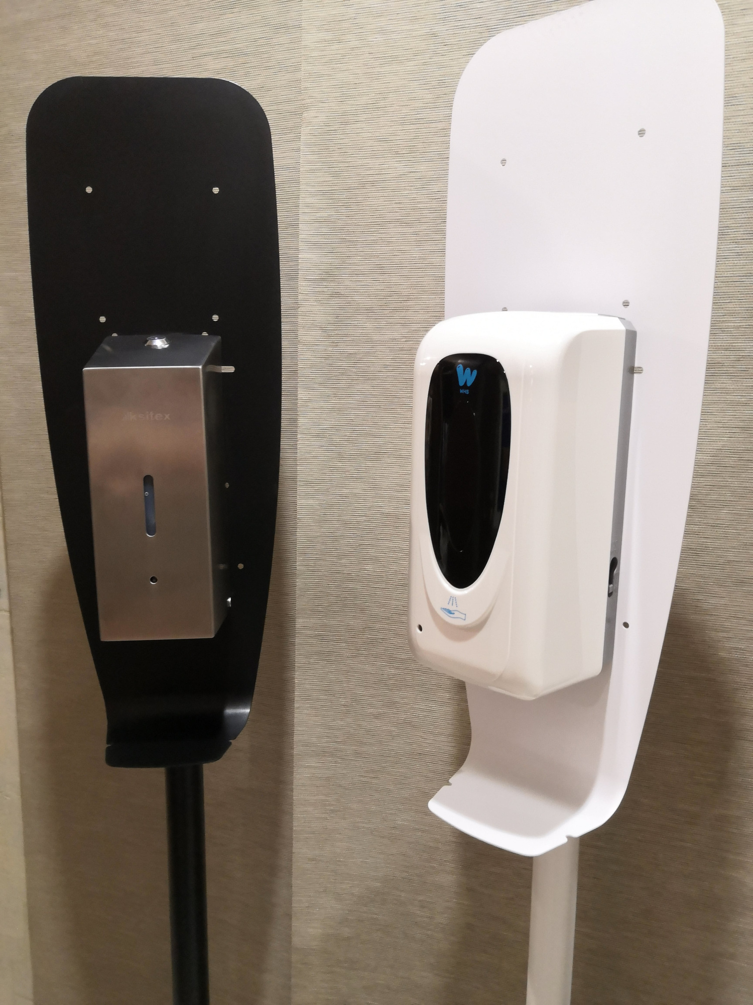 Мобильная стойка с каплеуловителем для дезинфекции рук белая + сенсорный дозатор