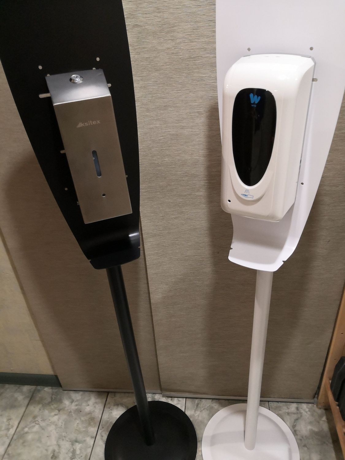 Мобильная стойка с каплеуловителем для дезинфекции рук белая + сенсорный дозатор