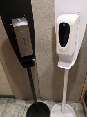 Мобильная стойка с каплеуловителем для дезинфекции рук белая + сенсорный дозатор