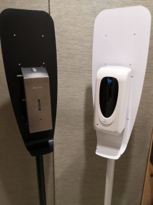 Мобильная стойка с каплеуловителем для дезинфекции рук белая + сенсорный дозатор