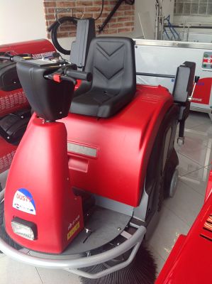 Подметальная машина с посадочным местом DUSTY 1100 STH