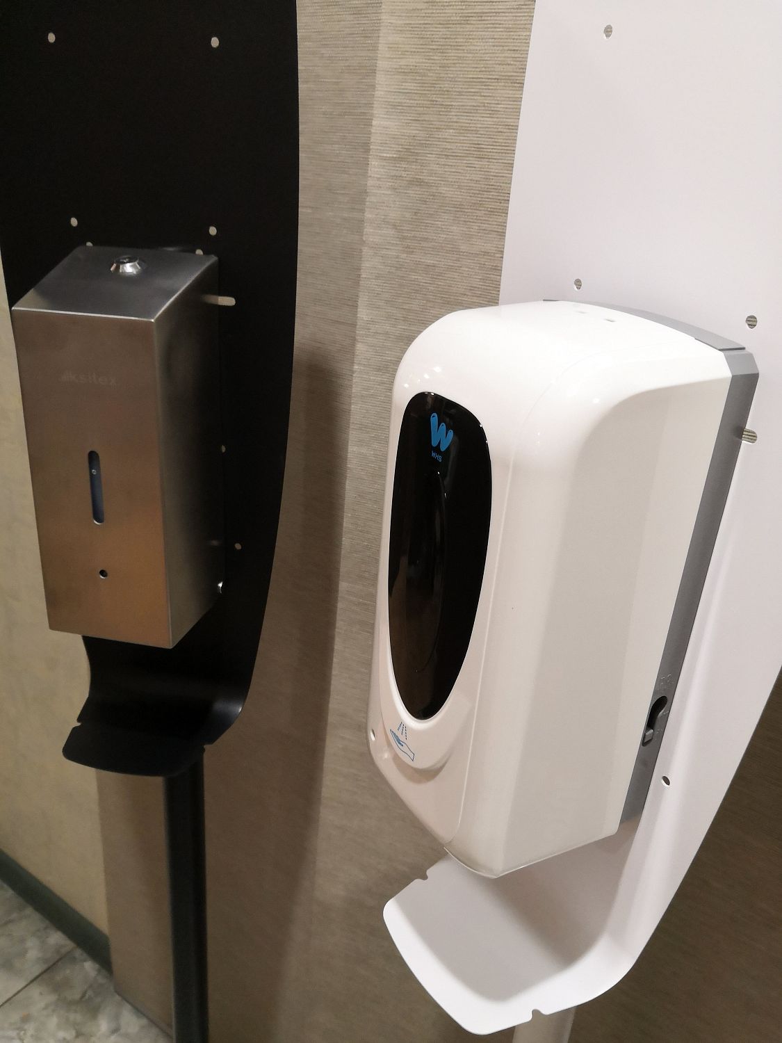 Мобильная стойка с каплеуловителем для дезинфекции рук белая + сенсорный дозатор