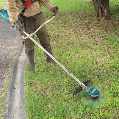 Аккумуляторная травокосилка Makita UR002GZ05 XGT  40V max. 550 Вт, нож 4T, d-23 см, без акб и ЗУ