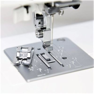 Электромеханическая швейная машина Janome XE 300