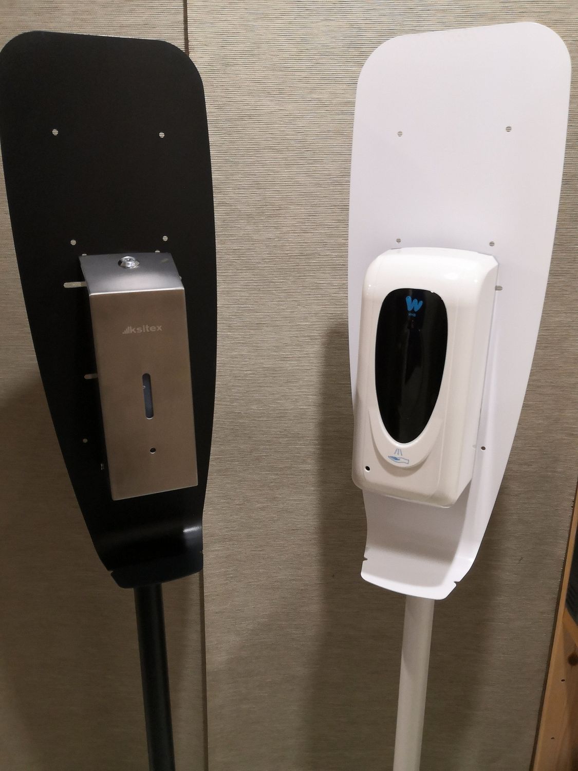 Мобильная стойка с каплеуловителем для дезинфекции рук черная + сенсорный дозатор