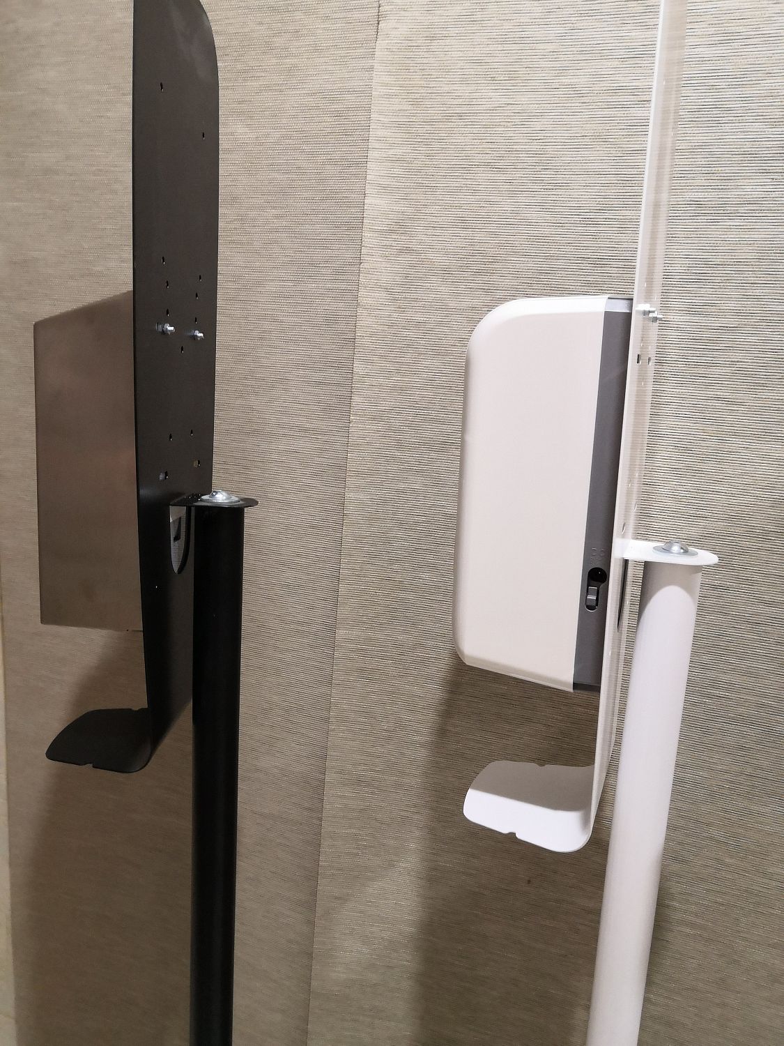 Мобильная стойка с каплеуловителем для дезинфекции рук белая + сенсорный дозатор