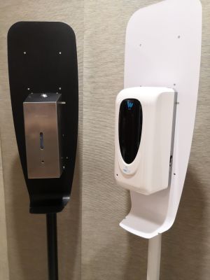 Мобильная стойка с каплеуловителем для дезинфекции рук черная + сенсорный дозатор