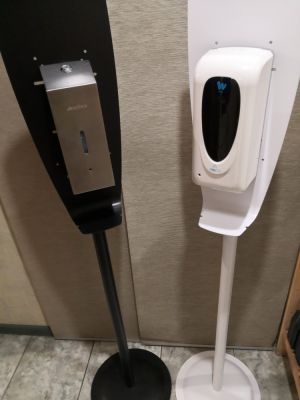 Мобильная стойка с каплеуловителем для дезинфекции рук белая + сенсорный дозатор